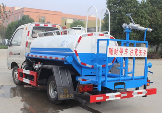 小型灑水車(chē)價(jià)格_北汽黑豹2噸小型灑水車(chē)3
