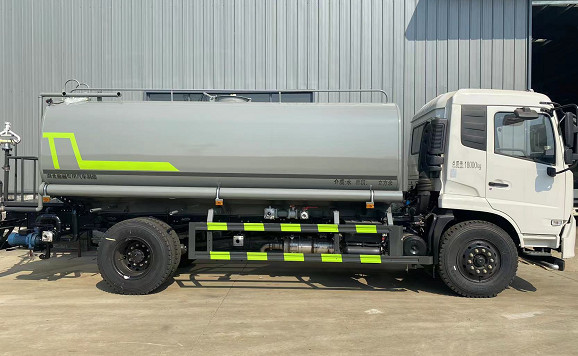 國(guó)六東風(fēng)天錦拉熱水的灑水車(chē)